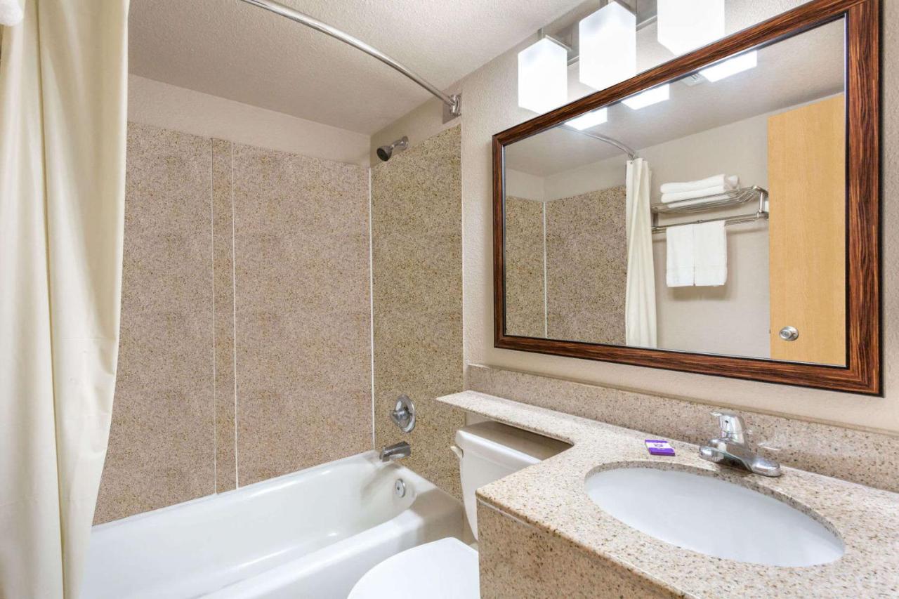 Deluxe King Room at Breeze Inn & Suites, Virginia Beach