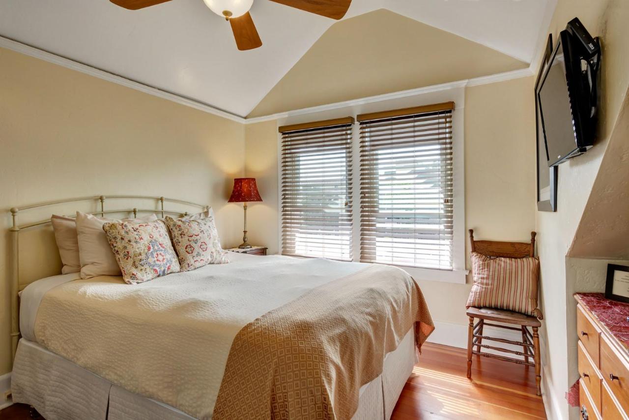 | Hillcrest House Bed & Breakfast
