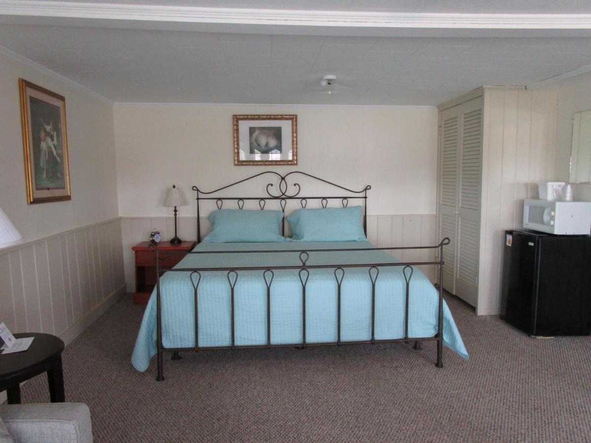 | Shea's Riverside Inn & Motel
