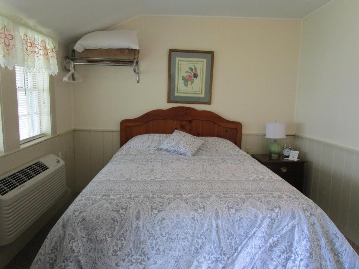 | Shea's Riverside Inn & Motel