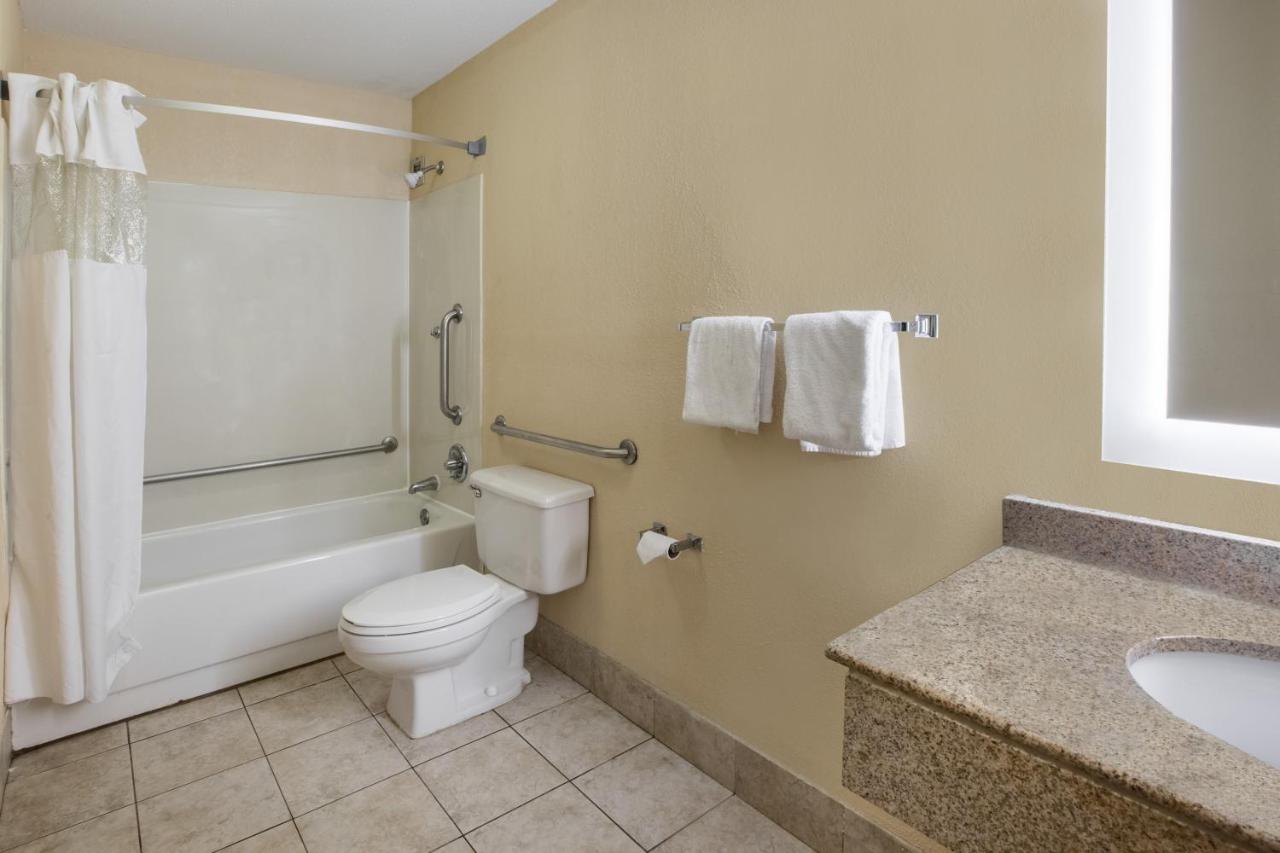King Room - Disability Access - Non-Smoking at Howard Johnson by Wyndham Romulus Detroit Metro Airport