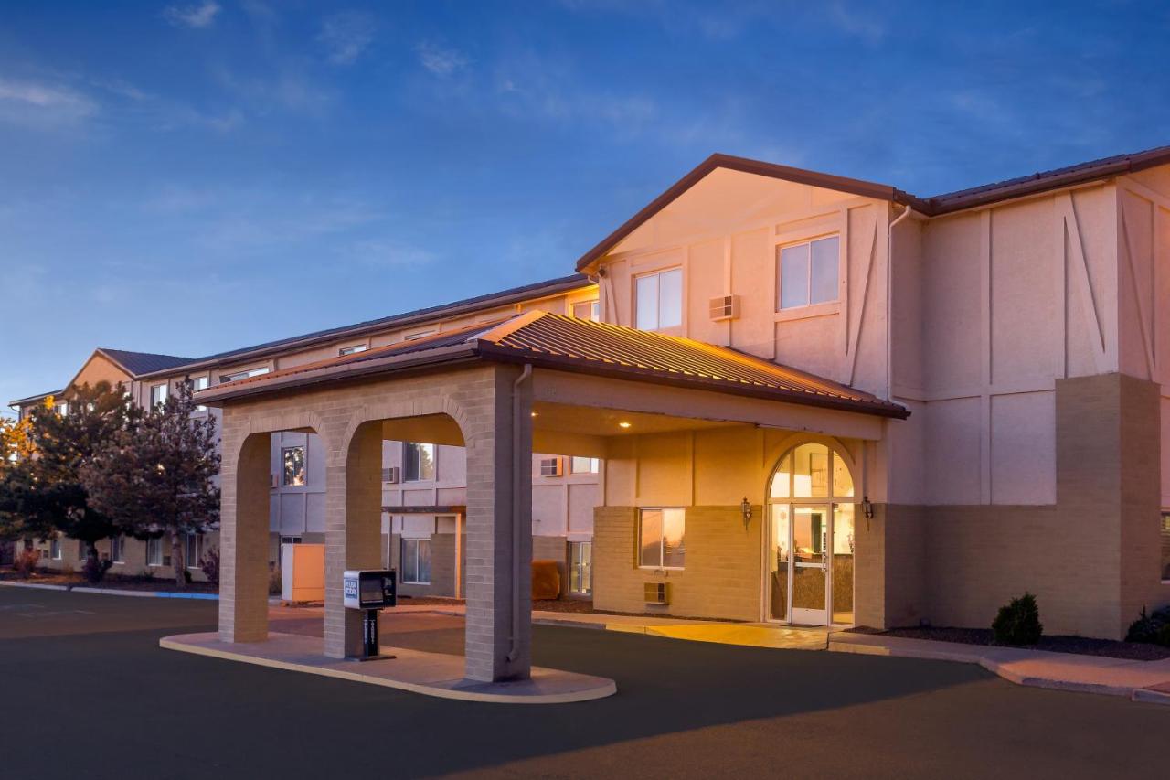 | Super 8 by Wyndham Holbrook