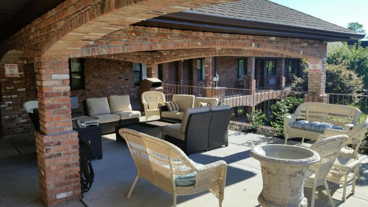 | Chalet Inn & Suites