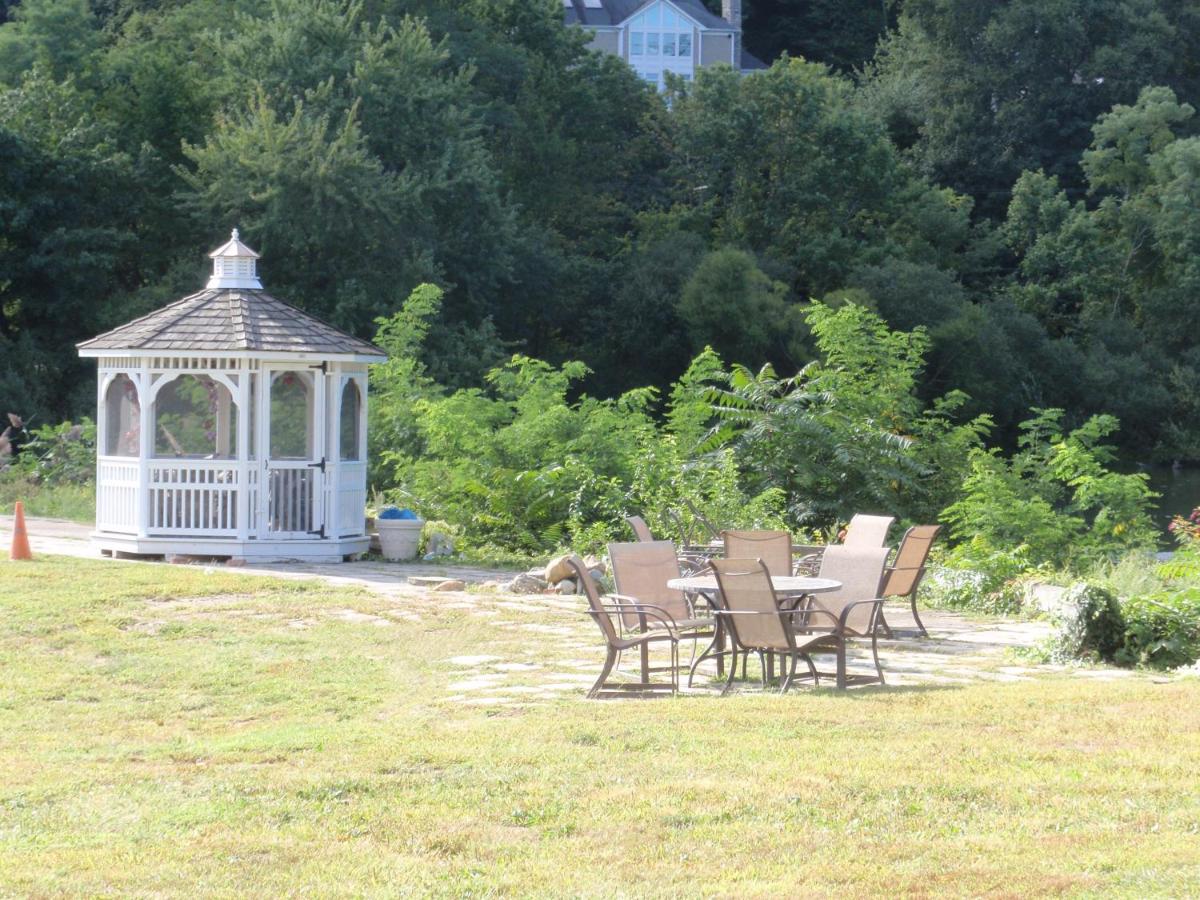 | Chalet Inn & Suites