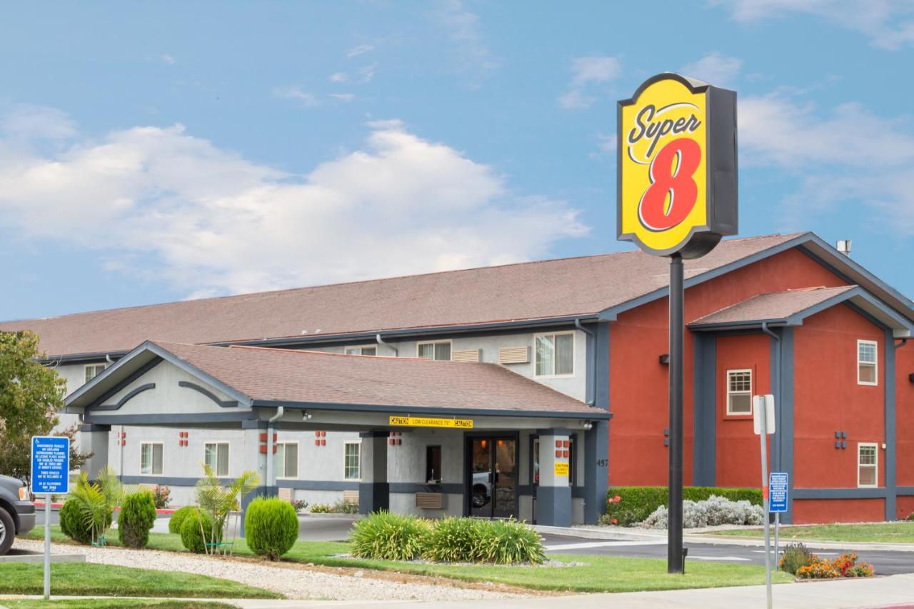 | Super 8 by Wyndham Willows
