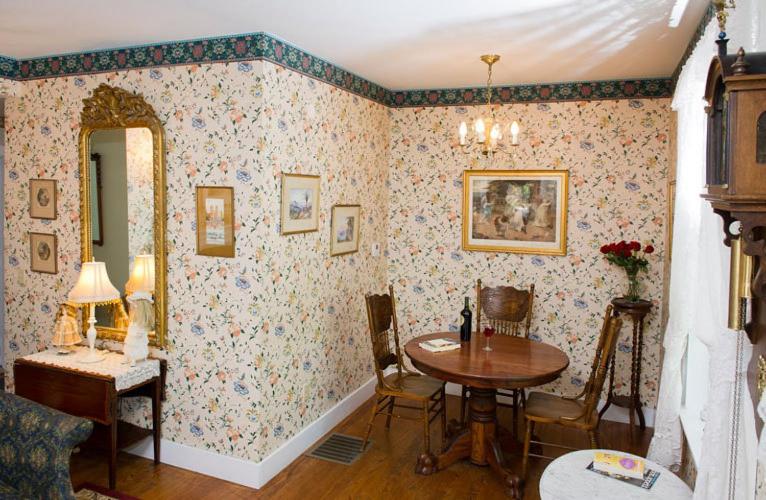 | Anne's White Columns Inn