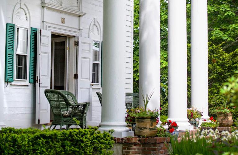 | Anne's White Columns Inn