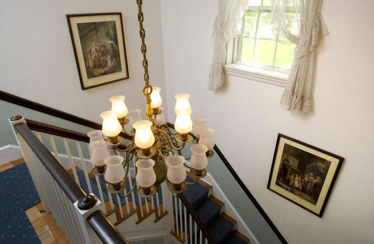 | Anne's White Columns Inn