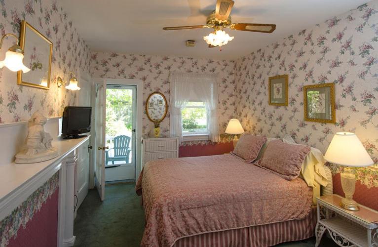 | Anne's White Columns Inn