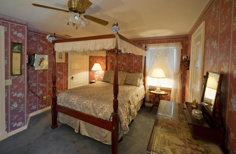 | Anne's White Columns Inn