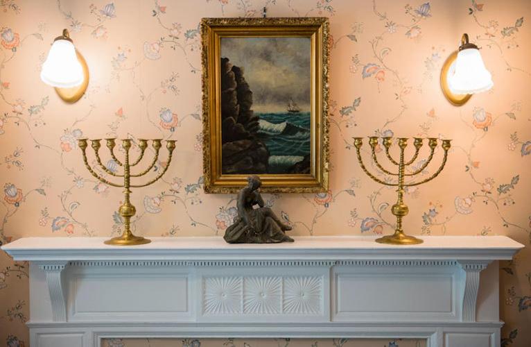 | Anne's White Columns Inn