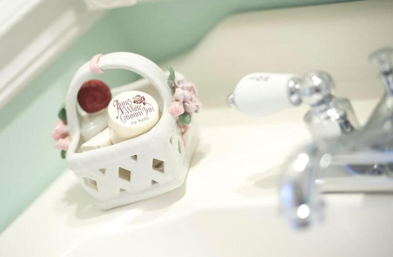 | Anne's White Columns Inn