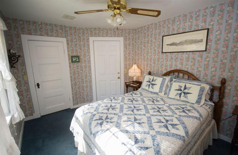 | Anne's White Columns Inn