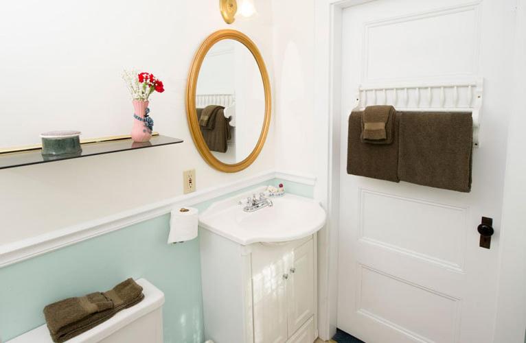 | Anne's White Columns Inn