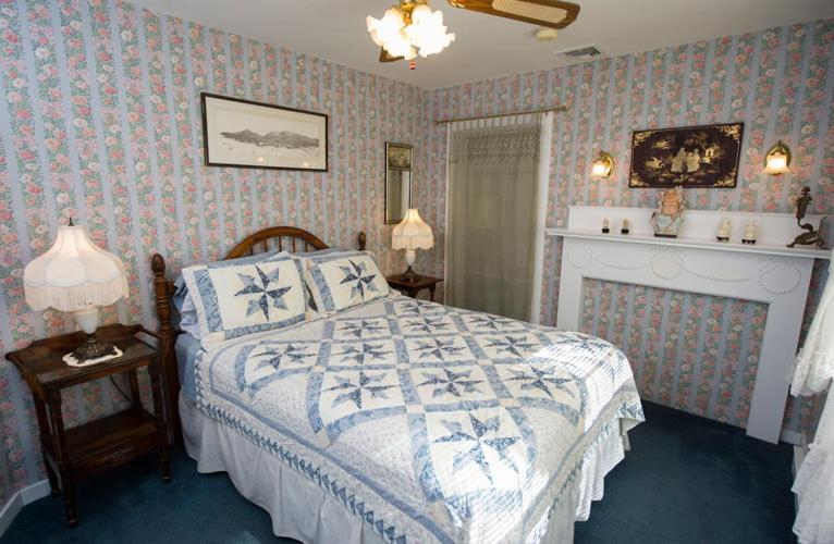 | Anne's White Columns Inn