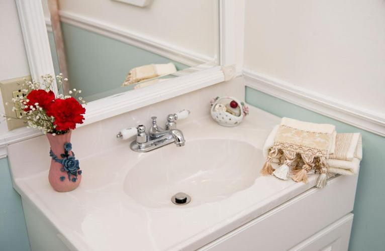 | Anne's White Columns Inn