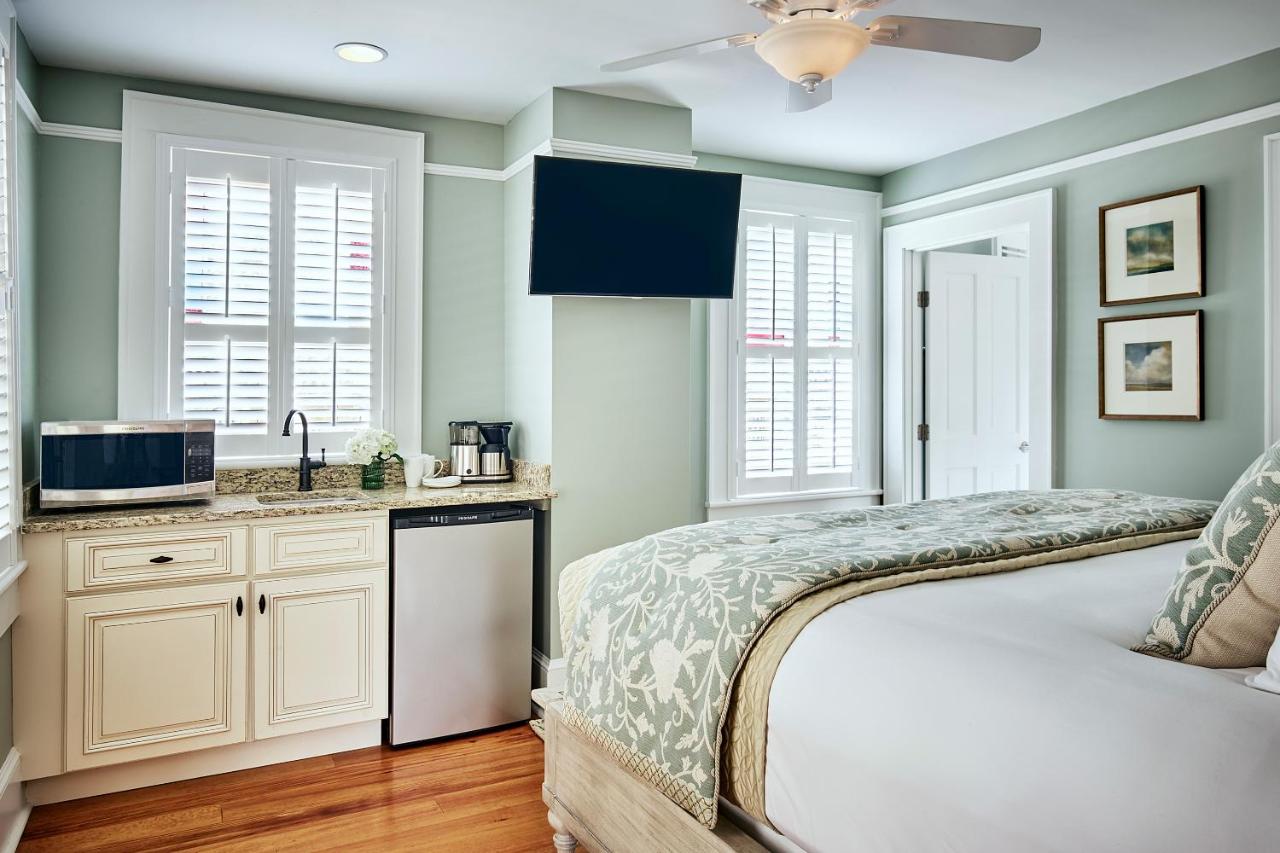 Queen Room at The Collector Inn - Adults Only