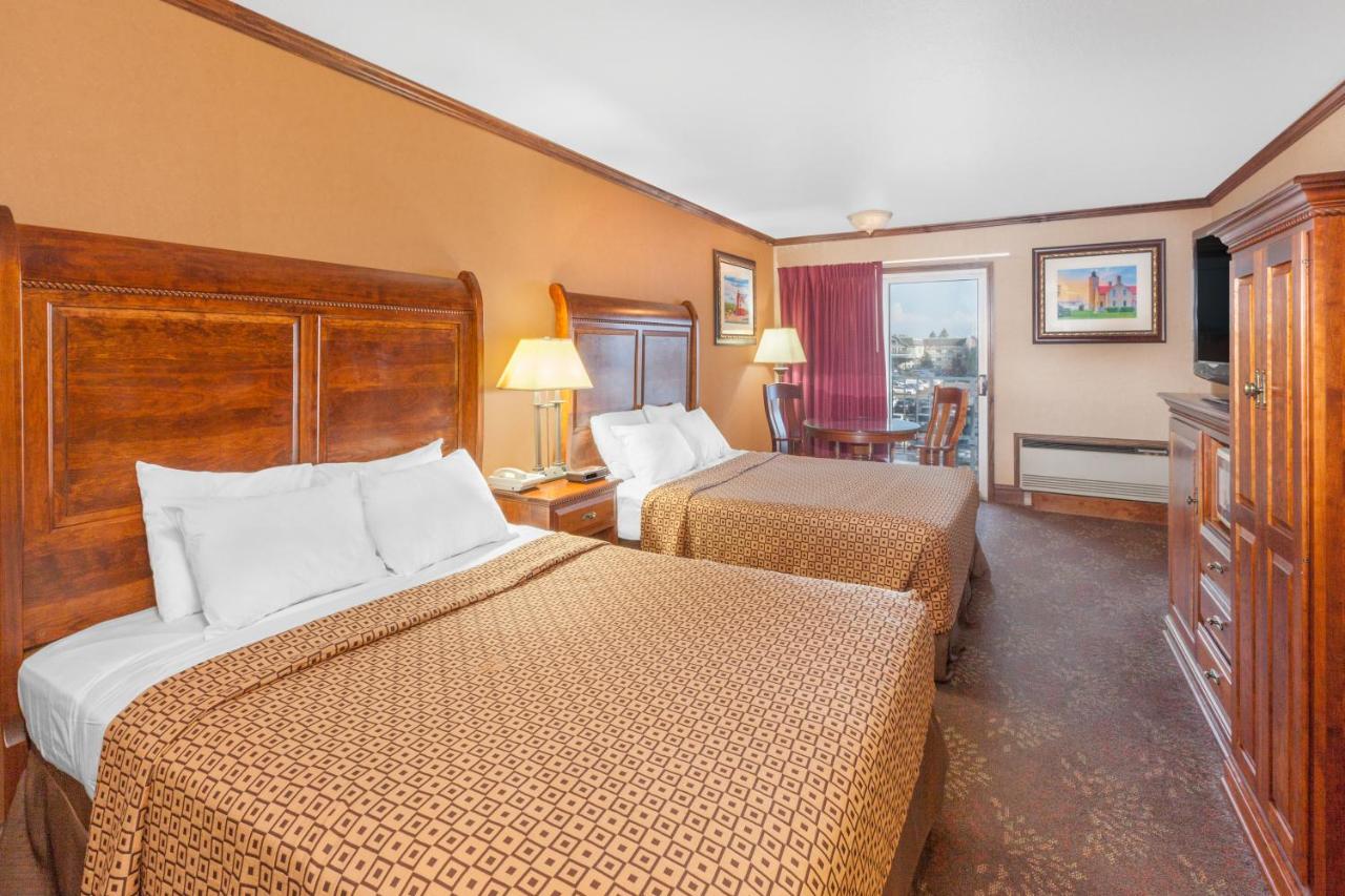 Deluxe King Suite at Ramada by Wyndham Mackinaw City Waterfront