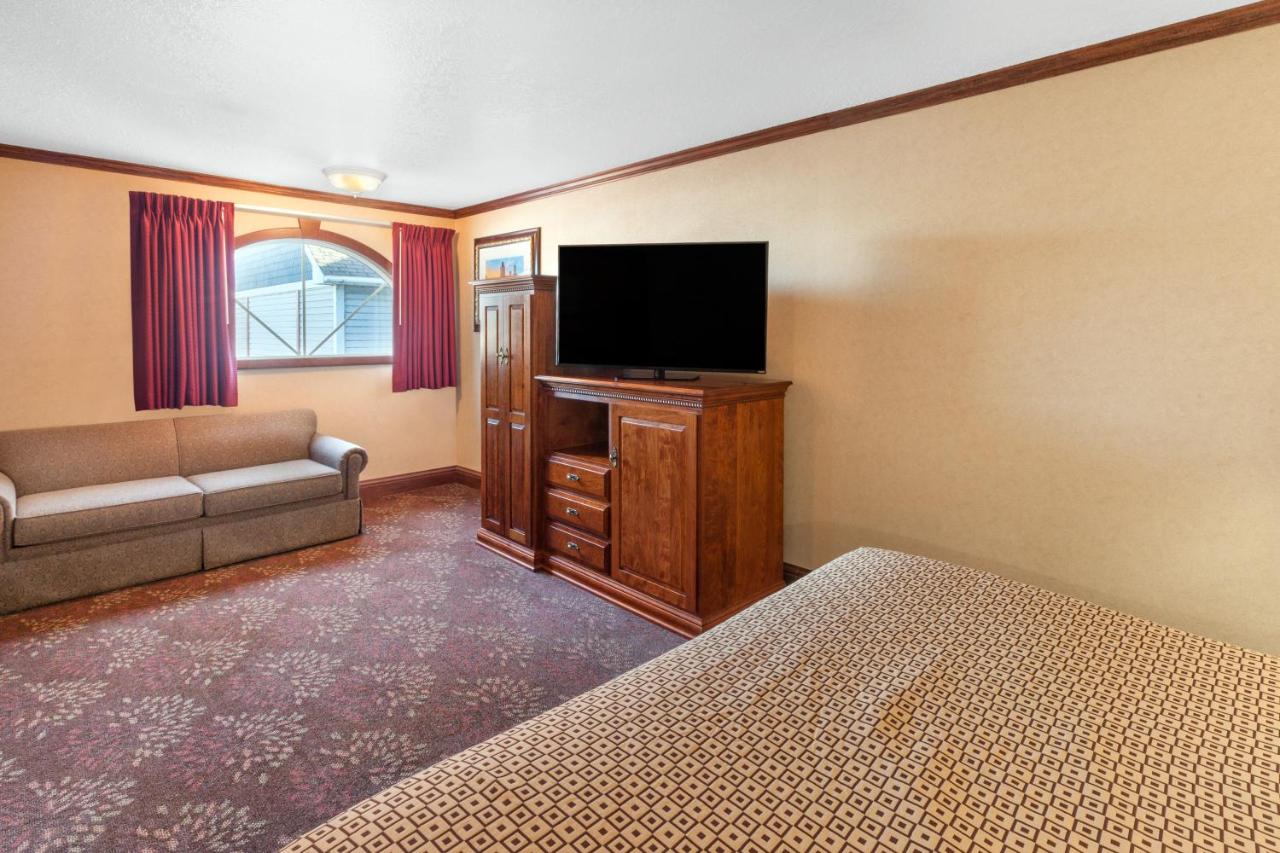 Deluxe King Suite at Ramada by Wyndham Mackinaw City Waterfront
