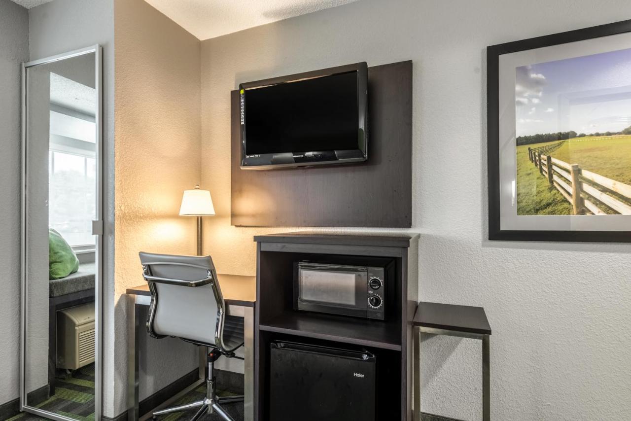 Standard Queen Room - Non-Smoking at Quality Inn Grove City - Columbus South