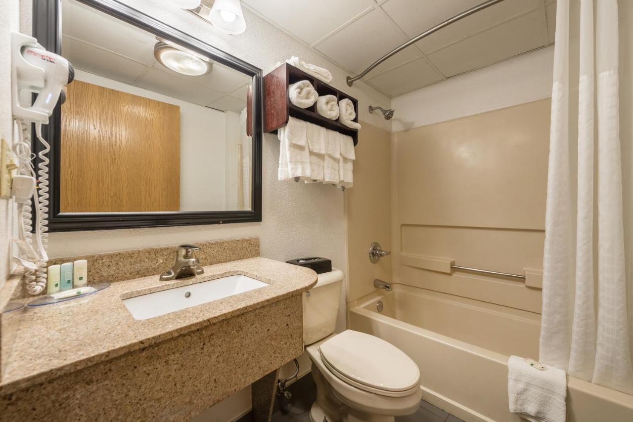 Standard Queen Room - Non-Smoking at Quality Inn Grove City - Columbus South