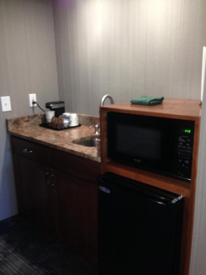 One-Bedroom King Suite at Country Inn & Suites by Radisson, Delta Park North Portland