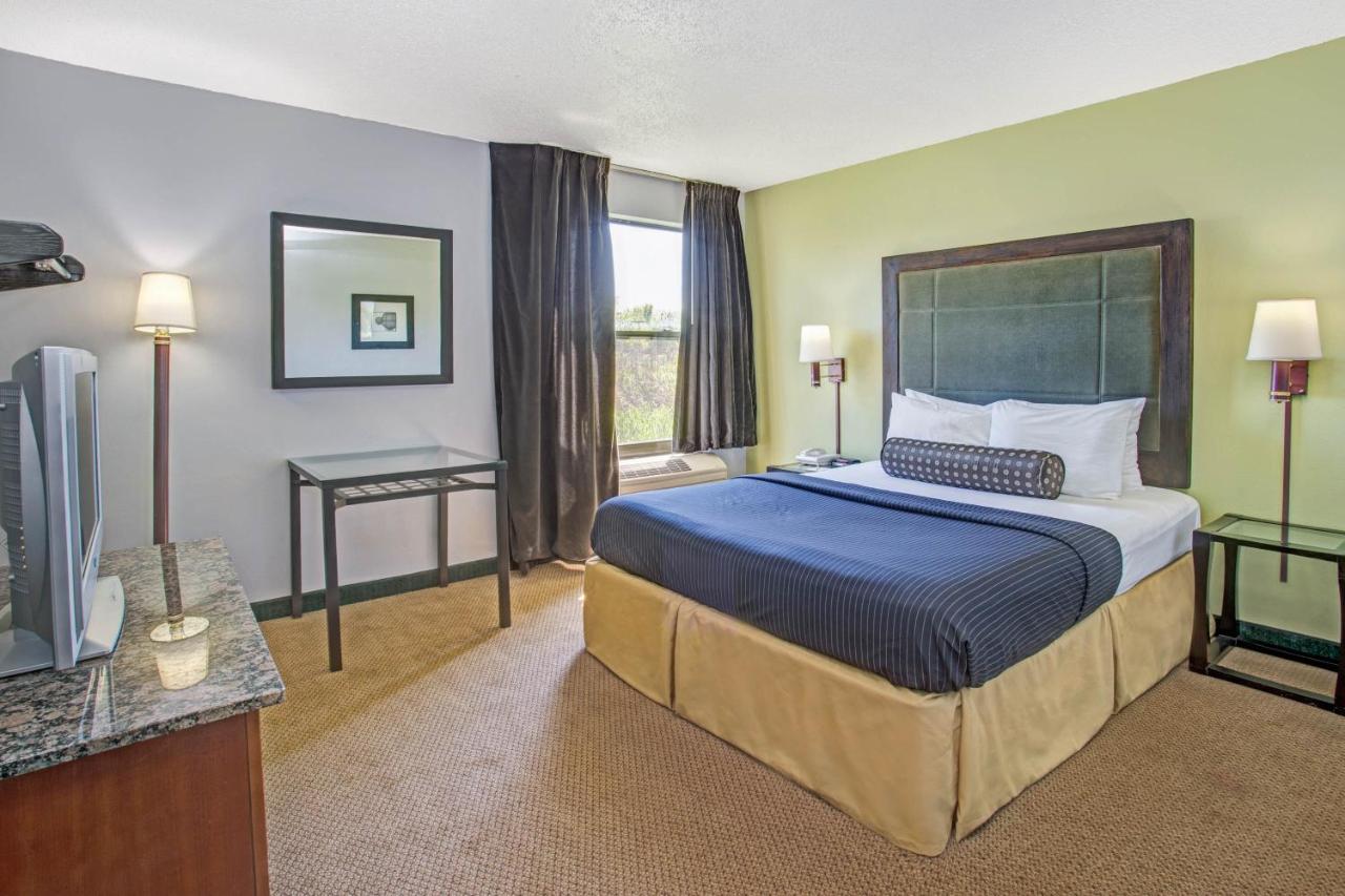 | Days Inn by Wyndham Great Lakes - N. Chicago
