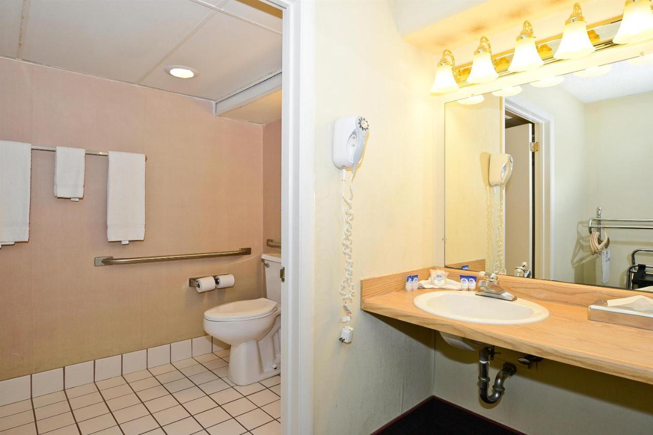  | Howard Johnson by Wyndham Benton Harbor