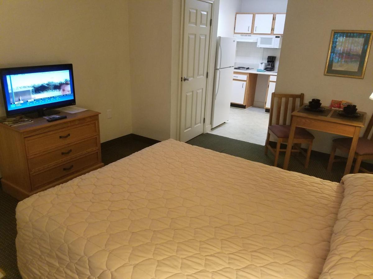 Queen Studio at Affordable Suites Florence