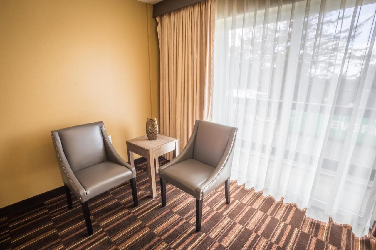 Queen Room with Balcony at Inn at Wecoma