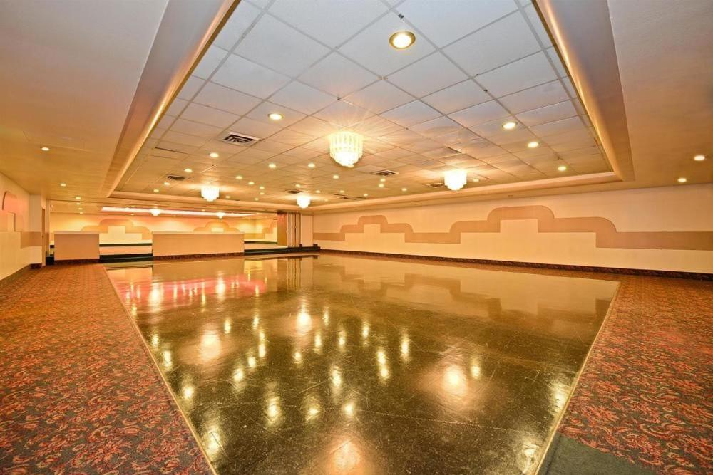 | Howard Johnson by Wyndham Benton Harbor