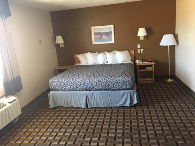 Deluxe King Suite at Days Inn by Wyndham Hurricane/Zion National Park Area