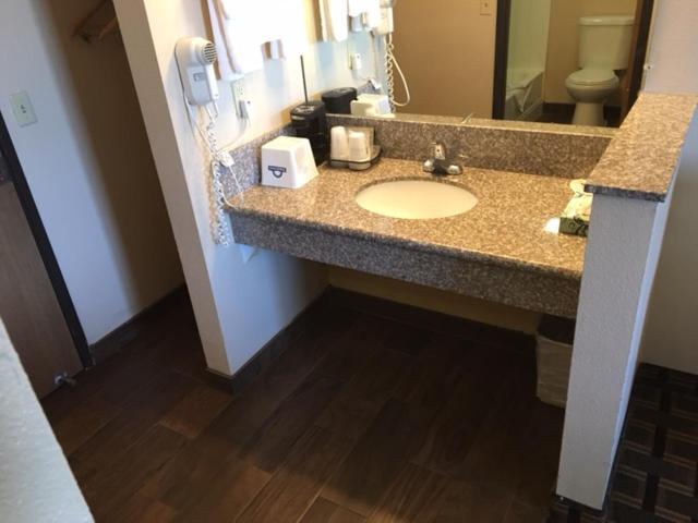 Deluxe King Suite at Days Inn by Wyndham Hurricane/Zion National Park Area