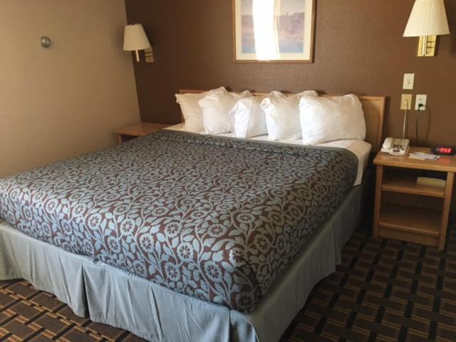 Deluxe King Suite at Days Inn by Wyndham Hurricane/Zion National Park Area