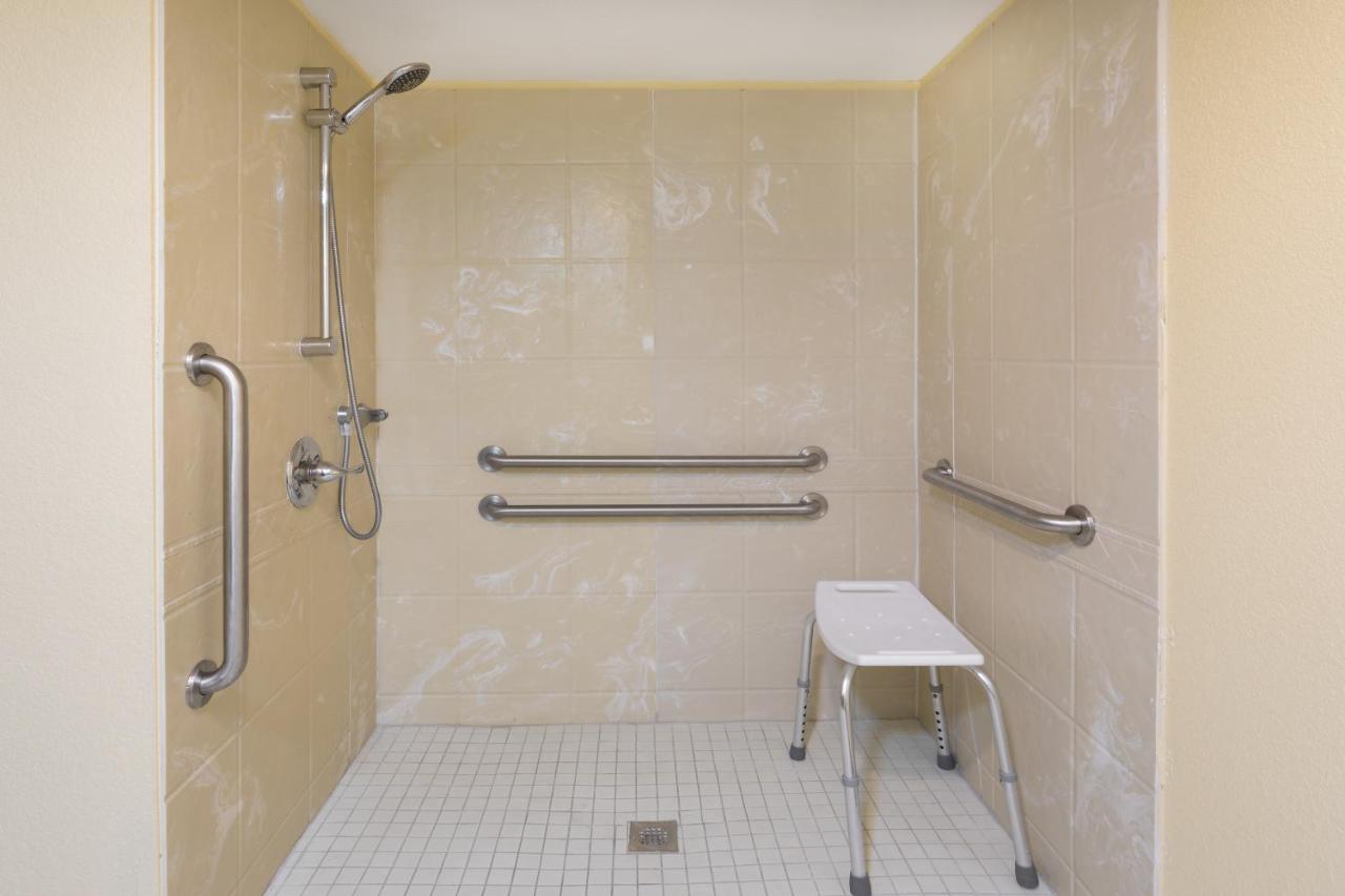 Queen Room - Disability Access/Non-Smoking at Days Inn by Wyndham New Orleans Pontchartrain