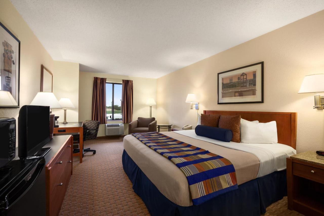 King Room - Disability Access - Non-Smoking at Days Inn by Wyndham Oglesby/ Starved Rock