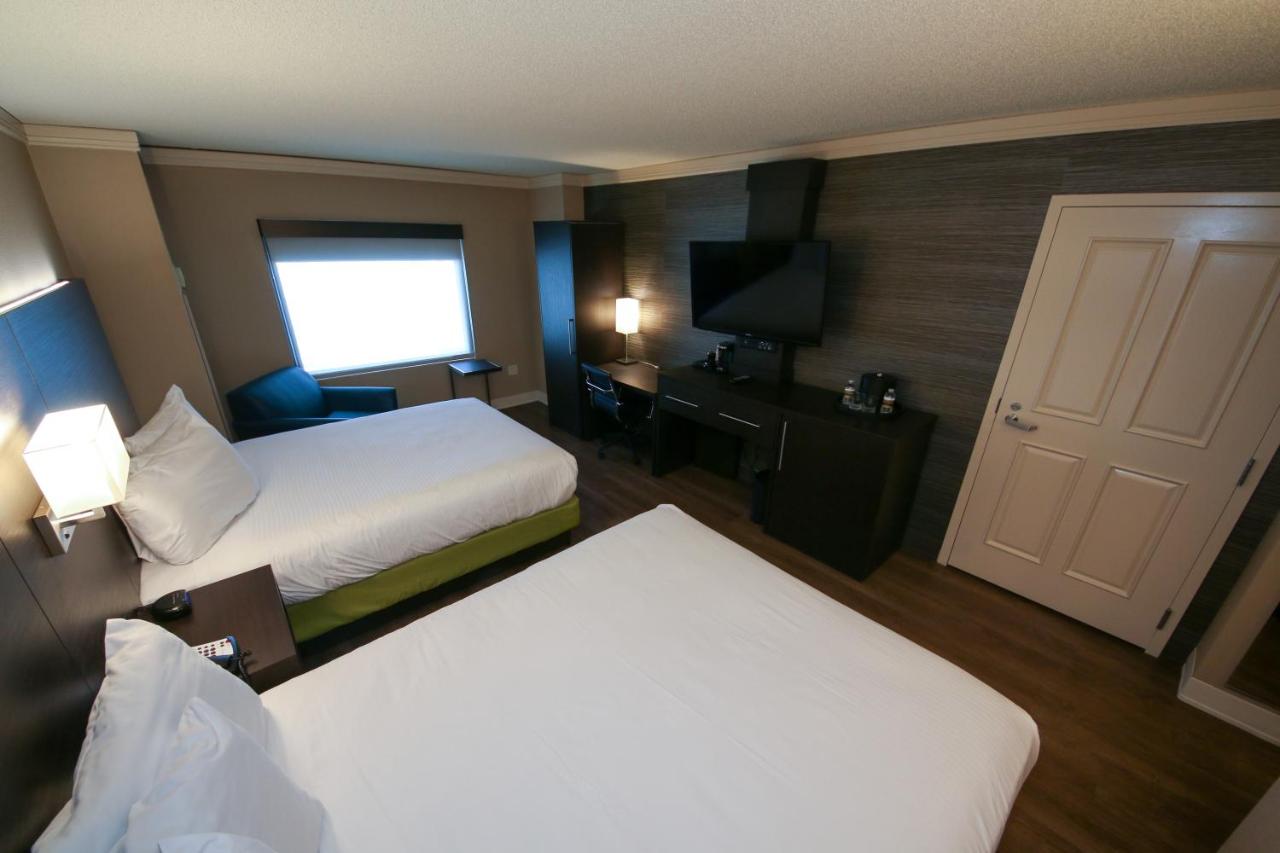 Deluxe Queen Room with Two Queen Beds - Non-Smoking at Hollywood Casino & Hotel St. Louis