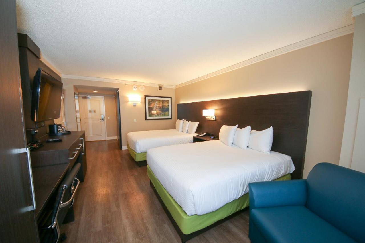Deluxe Queen Room with Two Queen Beds - Non-Smoking at Hollywood Casino & Hotel St. Louis