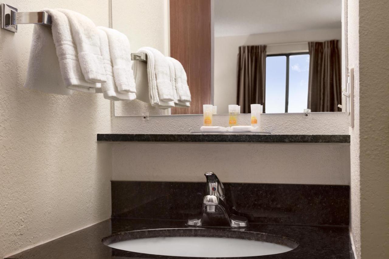 Business King Room - Non-Smoking at Days Inn by Wyndham Oglesby/ Starved Rock