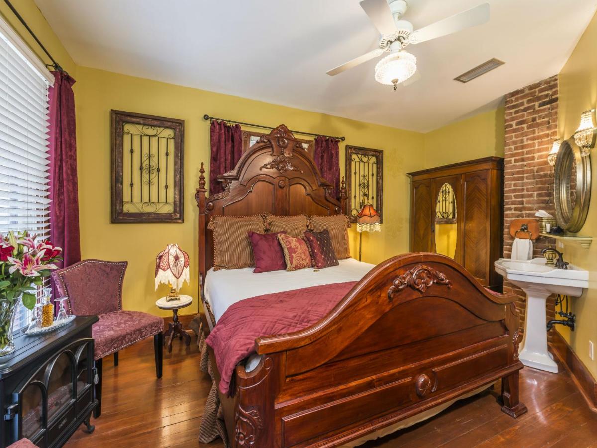 | Carriage Way Inn Bed & Breakfast Adults Only - 21 years old and up