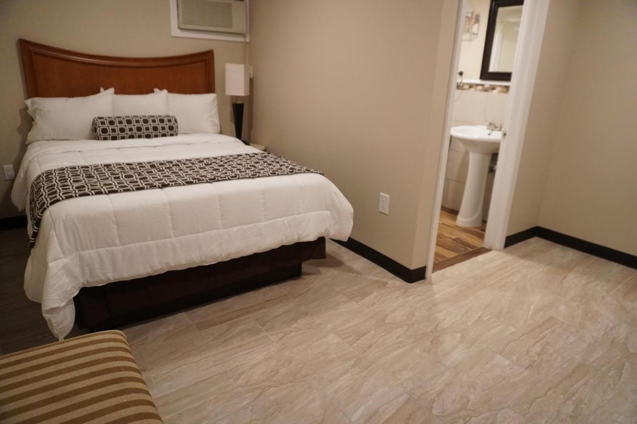 Deluxe Queen Studio at Beachside Resort