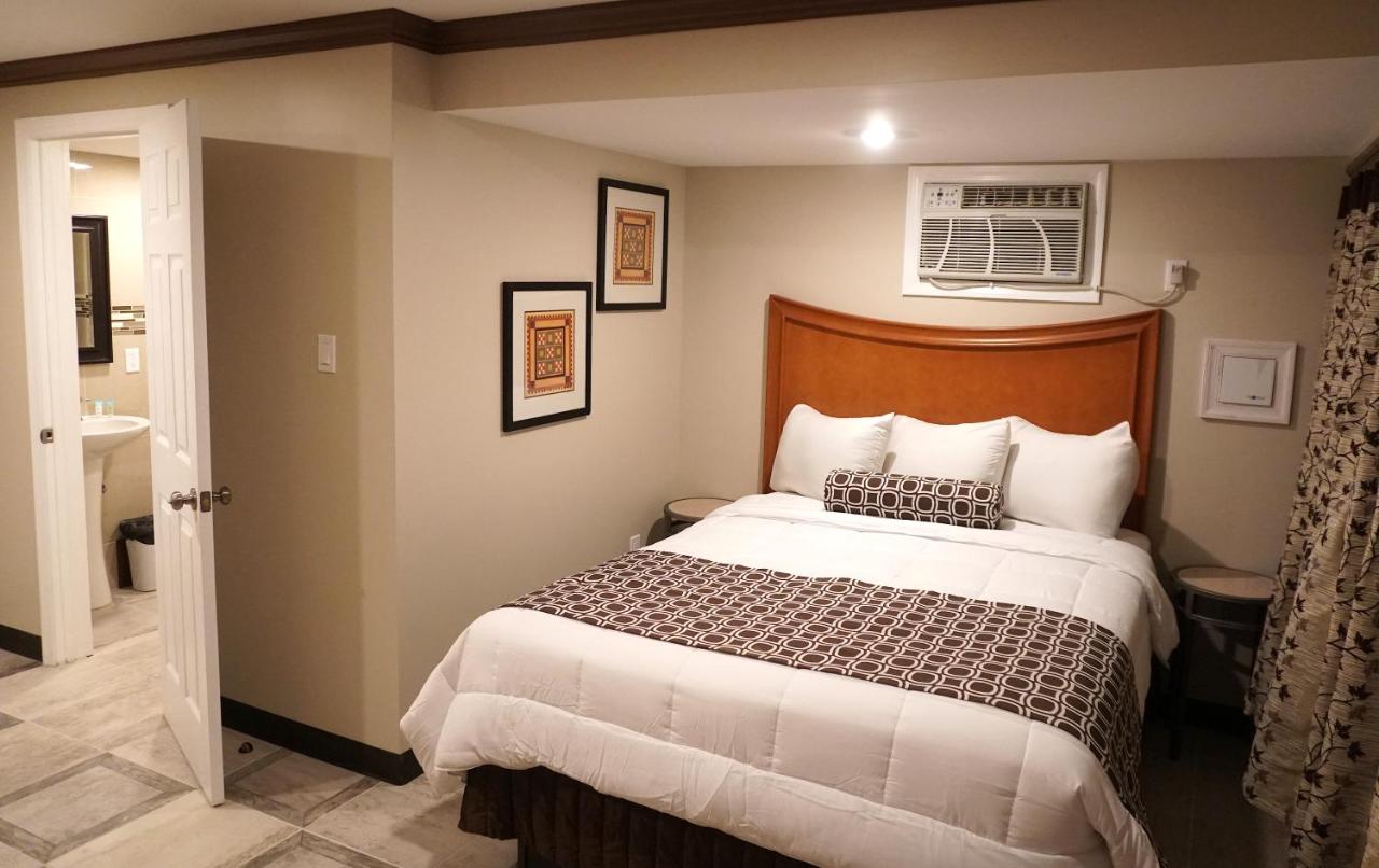 Deluxe Queen Studio at Beachside Resort