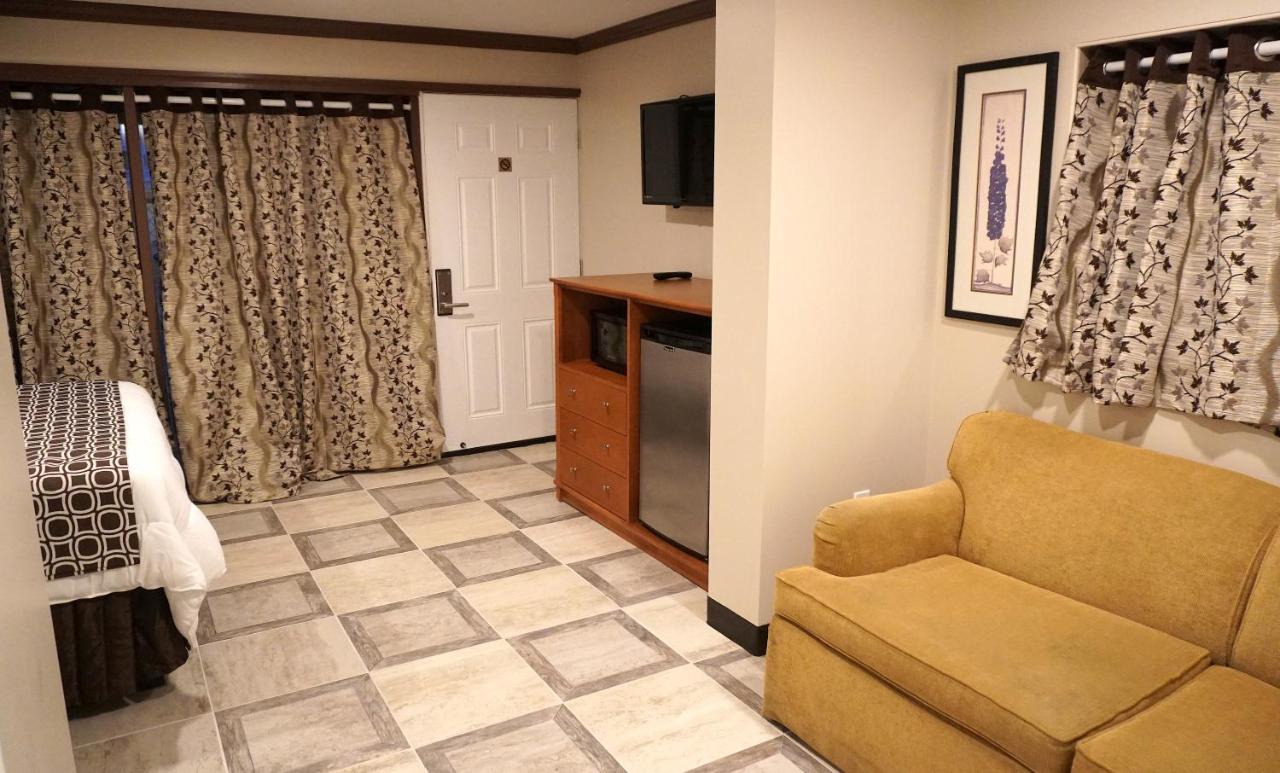 Deluxe Queen Suite at Beachside Resort