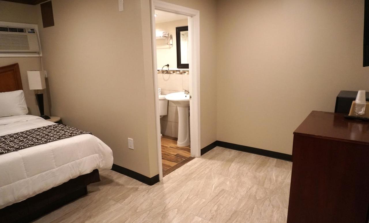 Deluxe Queen Studio at Beachside Resort