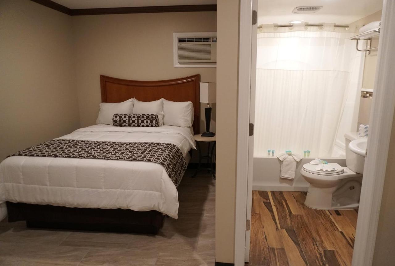 Deluxe Queen Studio at Beachside Resort