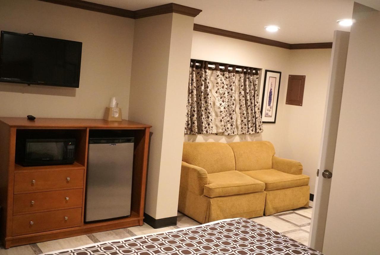 Deluxe Queen Suite at Beachside Resort