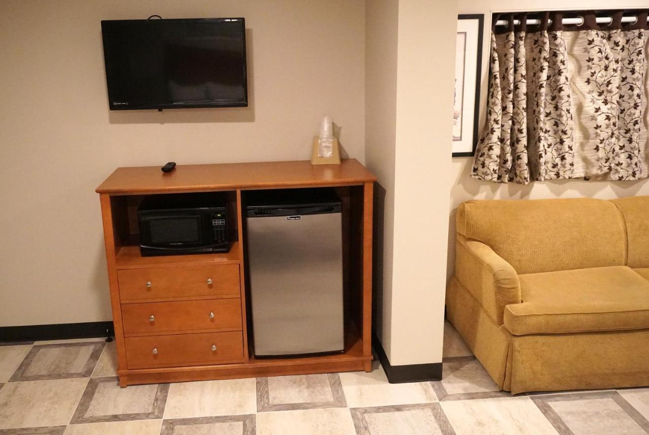 Deluxe Queen Suite at Beachside Resort