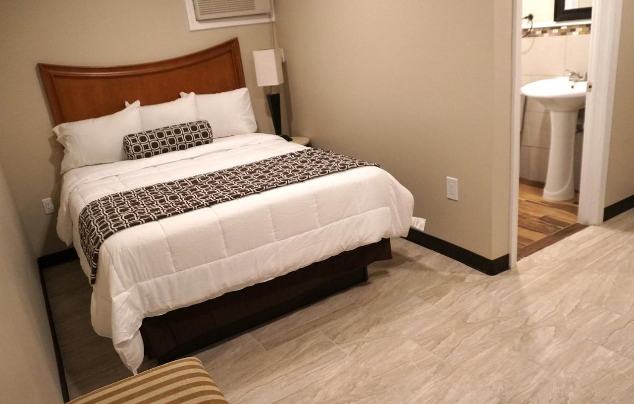 Deluxe Queen Studio at Beachside Resort