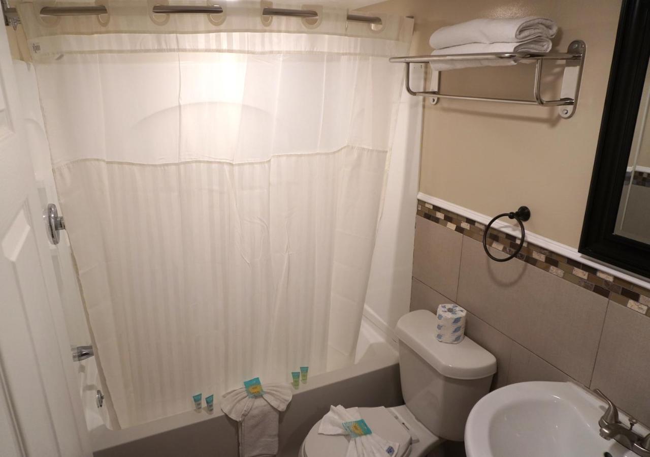 Deluxe Queen Studio at Beachside Resort