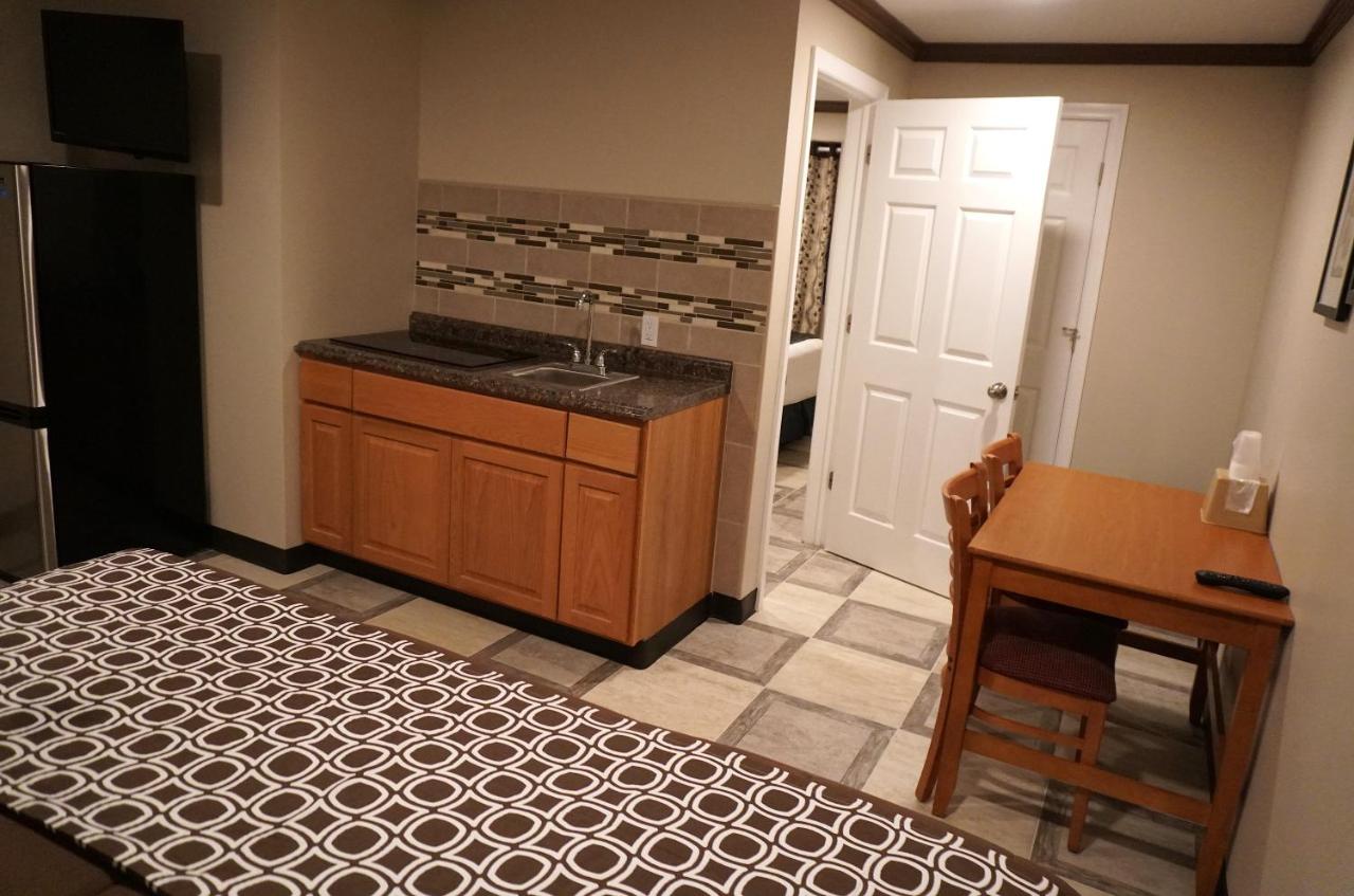Deluxe Junior Suite at Beachside Resort